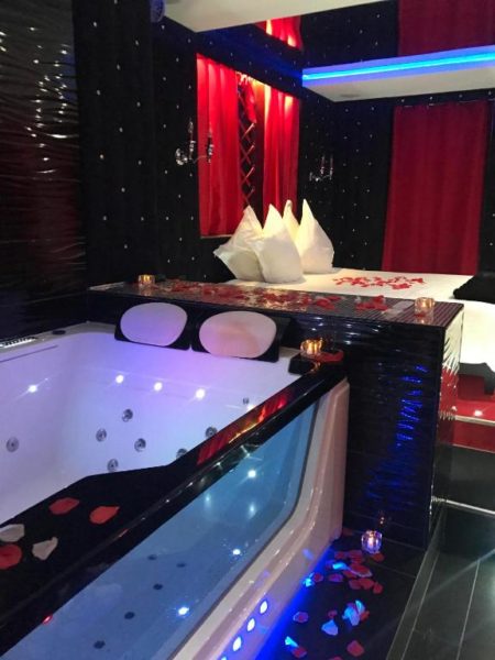 chambre + jacuzzi le cabaret VIP Spa Lyon