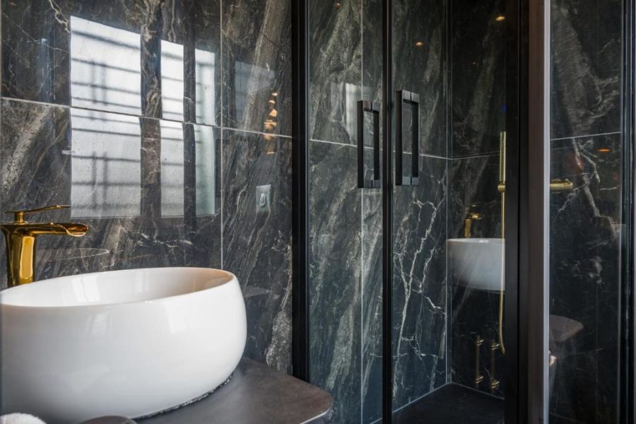 salle de bain chambre avec jacuzzi