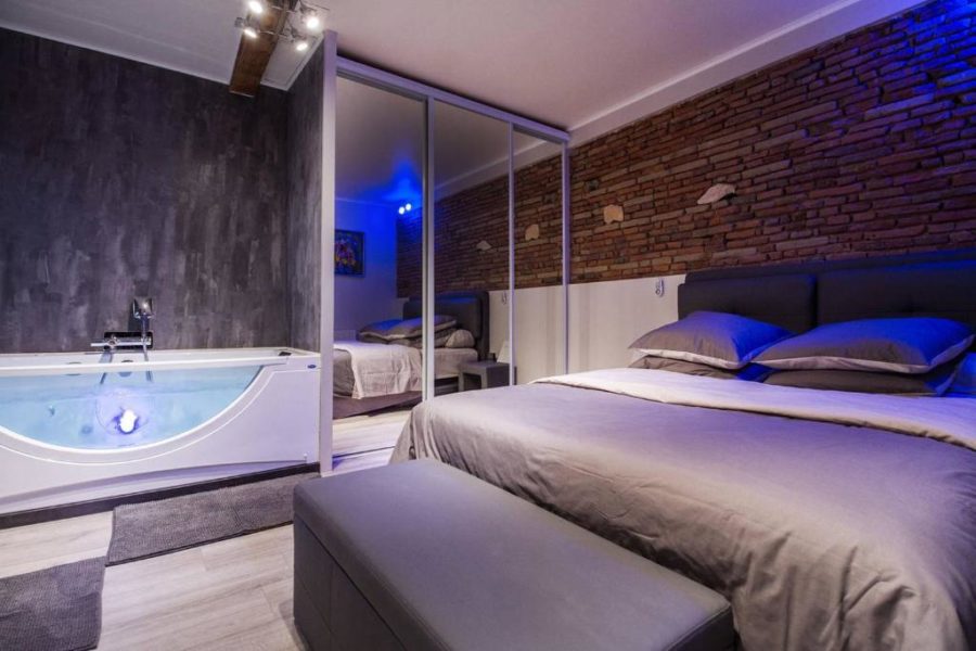 jacuzzi dans la chambre Cocoon'Inn Daurade