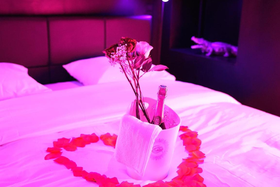 Chambre Love Room Suite Dirty Diana chambre avec jacuzzi en Provence