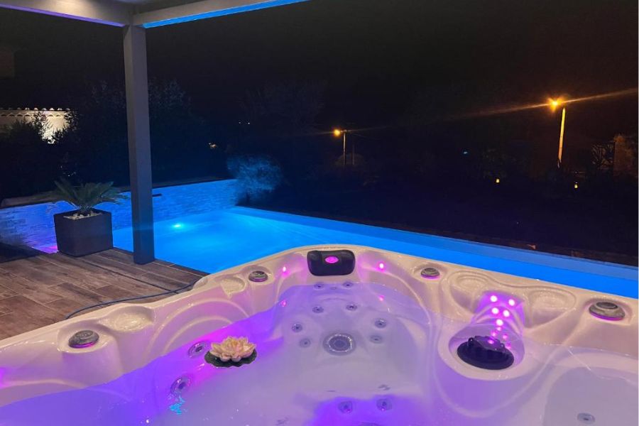 Jacuzzi avec piscine Chambre d'Hôte romantique Le temps d'un Instant  chambre avec Jacuzzi en Provence