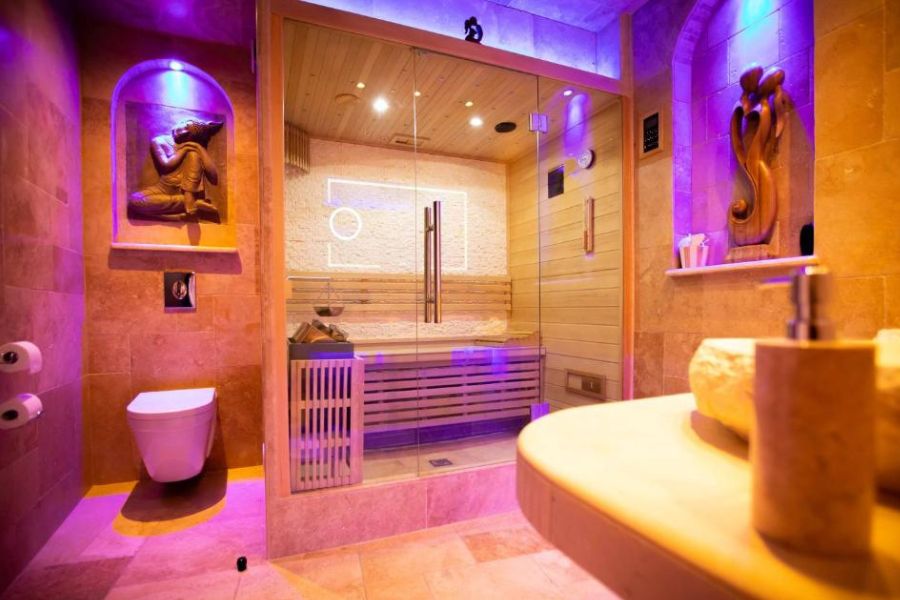 Sauna Loveroom La Garçonn'Hyeres chambre avec Jacuzzi en Provence