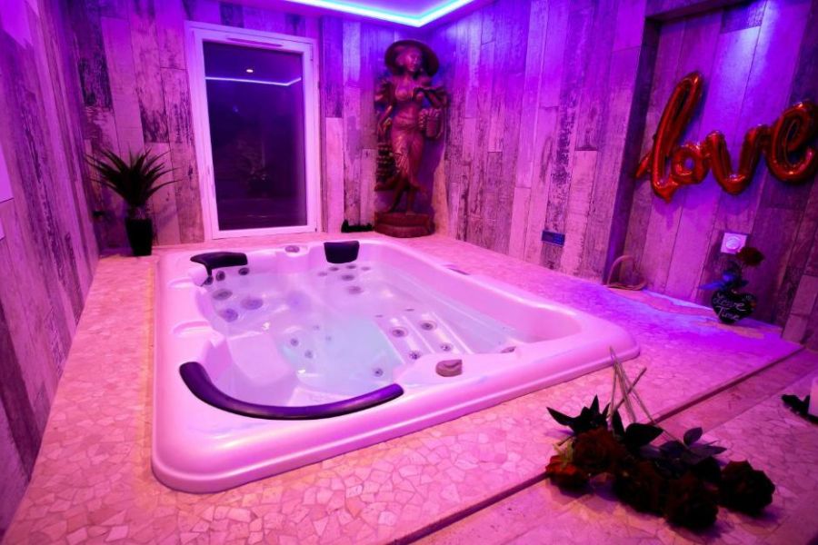 Jacuzzi Loveroom La Garçonn'Hyeres chambre avec Jacuzzi en Provence