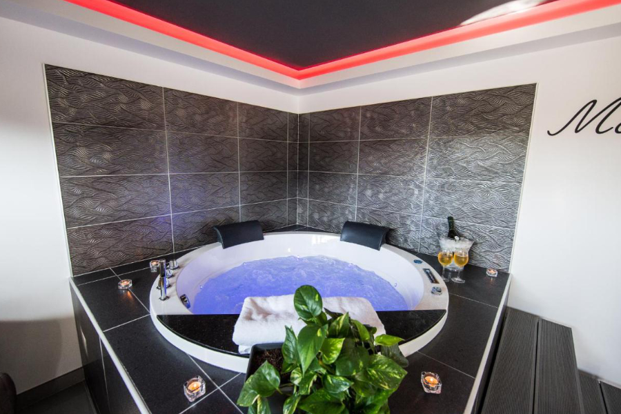 Jacuzzi Lasuite55 chambre avec jacuzzi en Provence