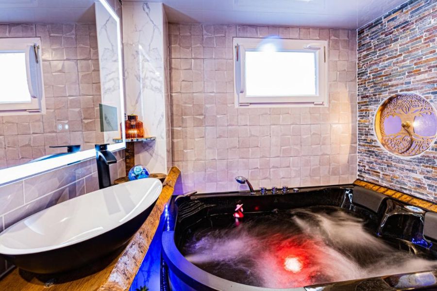 Le Néflier Dijon - appart balnéo - SPA romantique pour 2 Chambre avec Jacuzzi Dijon (3)