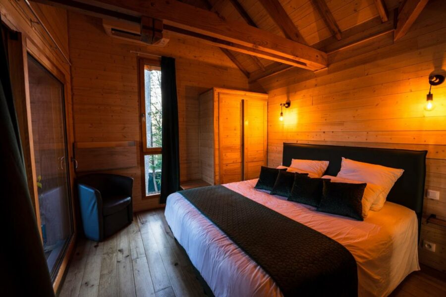 chambre harmante Cabane dans les arbres avec jacuzzi et sauna