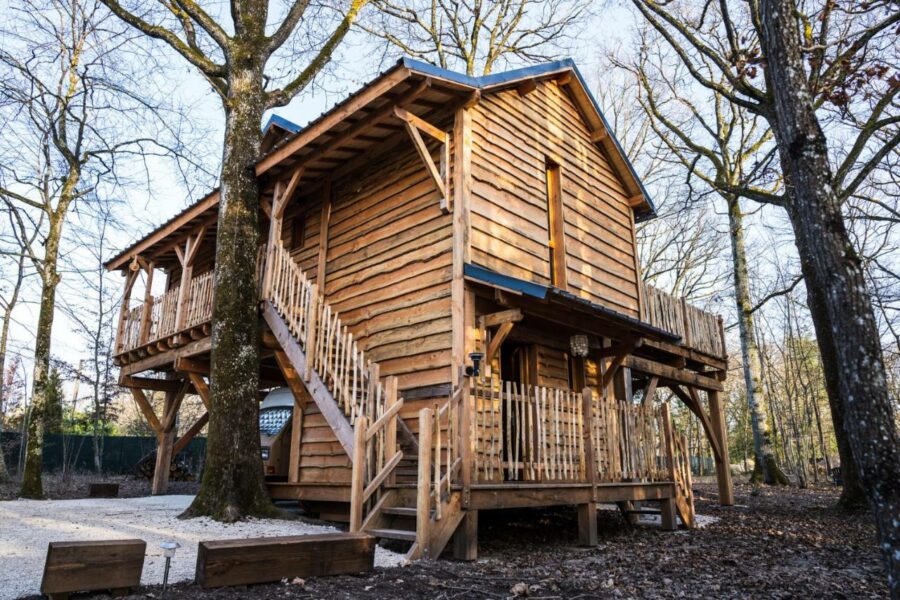 charmante Cabane dans les arbres avec jacuzzi et sauna extérieur