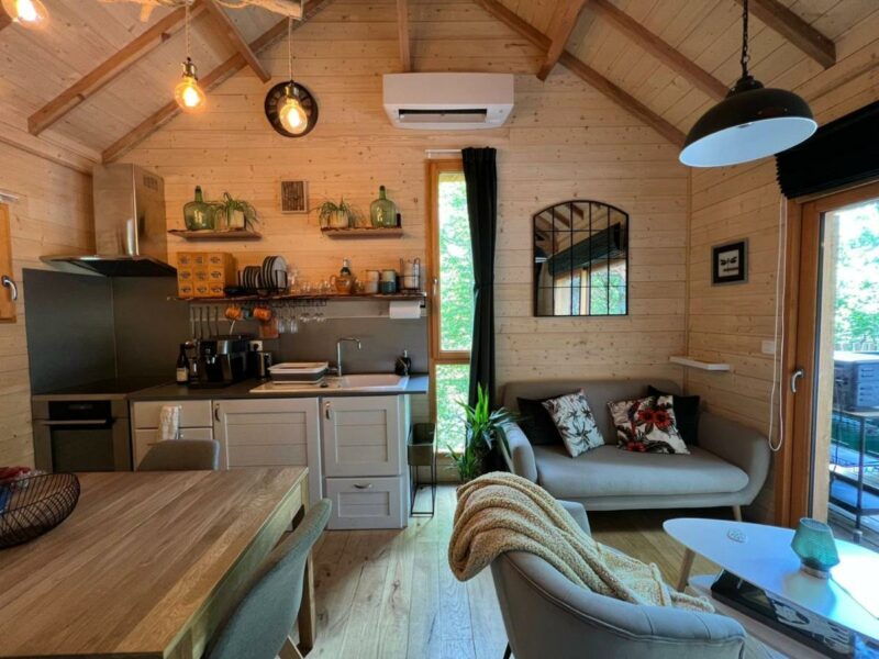 cuisine harmante Cabane dans les arbres avec jacuzzi et sauna