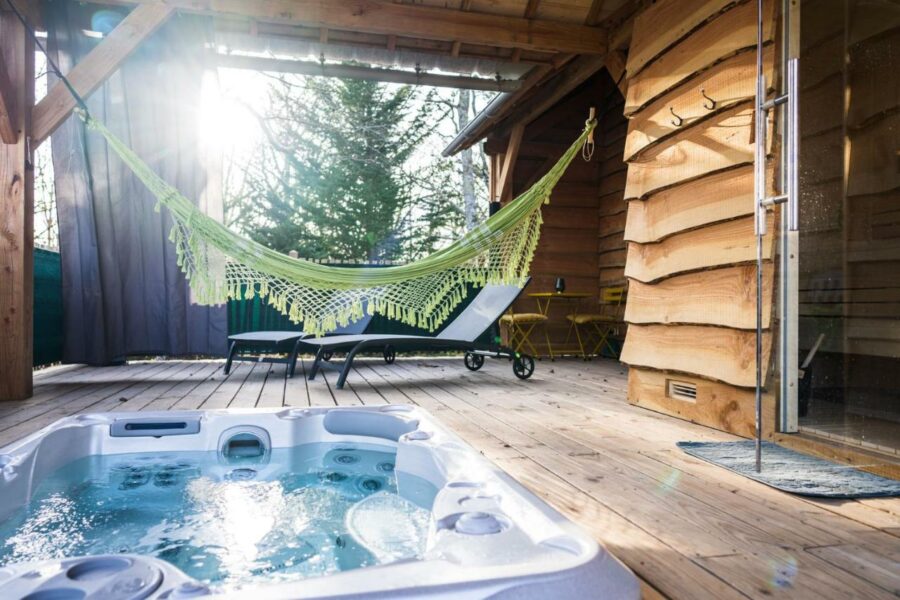 harmante Cabane dans les arbres avec jacuzzi et sauna