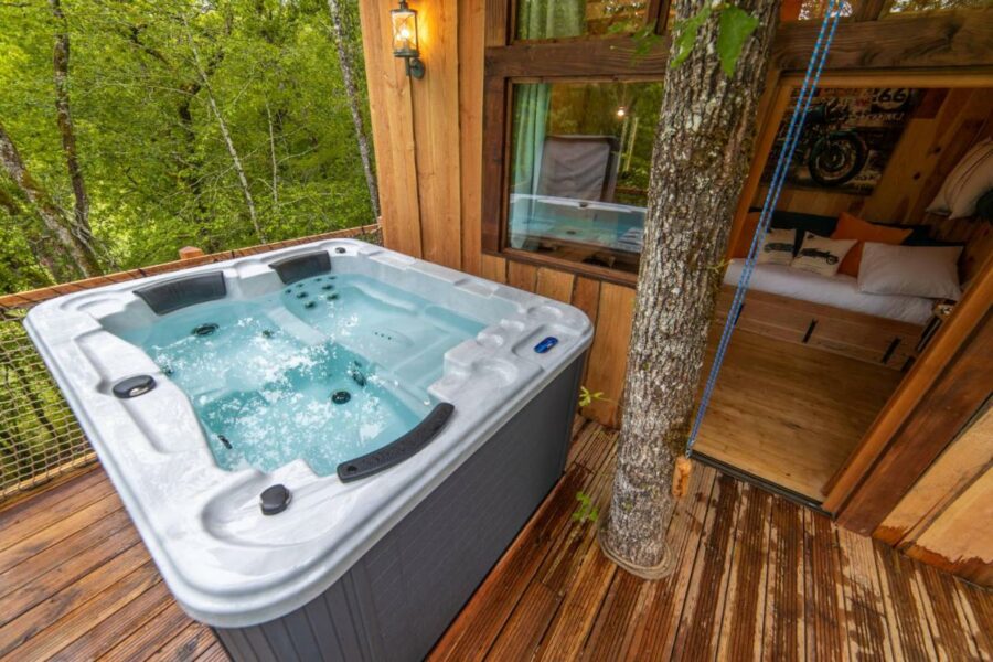 jacuzzi Cabanes dans les arbres avec spa Lot et Dordogne