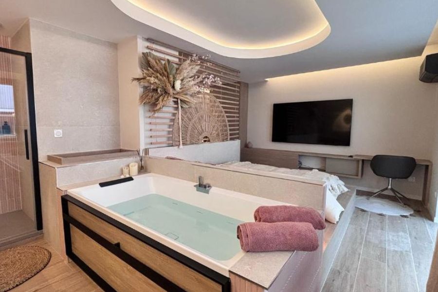 Blossom Suite-Hyper centre Jacuzzi Balcon clim (3)