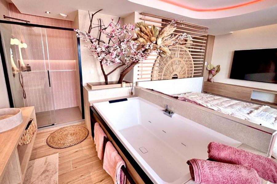 Blossom Suite-Hyper centre Jacuzzi Balcon clim (5)